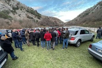 Protest mještana Velje Gorane: Obustavite izgradnju kamenoloma u našem selu Protest mještana Velje Gorane: Obustavite izgradnju kamenoloma u našem selu