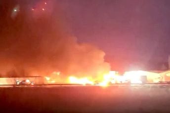 SAD: Masovni lančani sudar, više kamiona u plamenu SAD: Masovni lančani sudar, više kamiona u plamenu