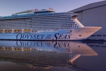 Više od 5.000 ljudi zbog korone blokirano na luksuznom kruzeru Više od 5.000 ljudi zbog korone blokirano na luksuznom kruzeru