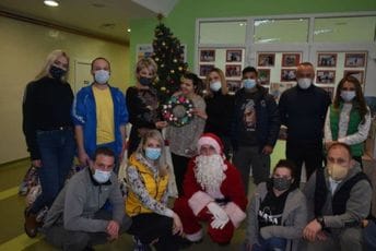 Socijalni servis Alfa Centar obezbijedio 100 novogodišnjih paketića za najmlađe sugrađane Socijalni servis Alfa Centar obezbijedio 100 novogodišnjih paketića za najmlađe sugrađane