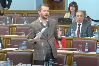 Vlada je od vas napravila taster poslanike, toliko ste nebitni da neće ni da vam odgovore Vlada je od vas napravila taster poslanike, toliko ste nebitni da neće ni da vam odgovore