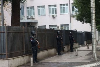 Optuženima za dvostruko ubistvo na Veruši određen pritvor Za privod optuženih za dvostruko ubistvo na Veruši pojačano je obezbjeđenje zgrade Višeg suda