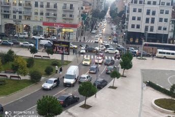 Kolaps u saobraćaju zbog protesta autobuskih prevoznika Kolaps u saobraćaju zbog protesta autobuskih prevoznika