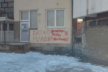 Ratko Mladić opstaje na fasadi