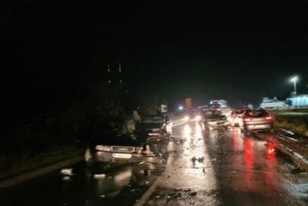 Udes u Podgorici, učestvovalo više vozila: Povrijeđene dvije osobe Udes u Podgorici, učestvovalo više vozila: Povrijeđene dvije osobe