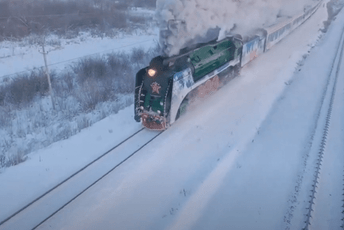 U susret Novoj godini: Bajkoviti voz Djeda Mraza jezdi Rusijom U susret Novoj godini: Bajkoviti voz Djeda Mraza jezdi Rusijom