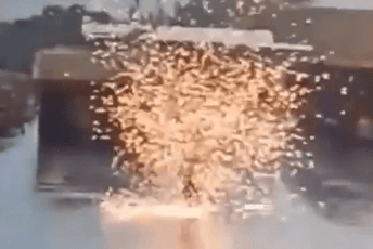 (VIDEO) Indonezija: Radnika udarila munja, iste sekunde se srušio na tlo (VIDEO) Indonezija: Radnika udarila munja, iste sekunde se srušio na tlo