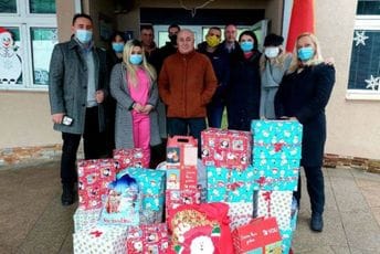 Zaposleni u Plantažama donirali 100 poklon paketa korisnicima dnevnih centara na sjeveru Crne Gore Zaposleni u Plantažama donirali 100 poklon paketa korisnicima dnevnih centara na sjeveru Crne Gore