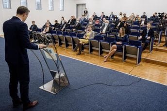 Dodijeljena univerzitetska priznanja profesorima koji su ostvarili najbolje naučne i pedagoške rezultate Dodijeljena univerzitetska priznanja profesorima koji su ostvarili najbolje naučne i pedagoške rezultate