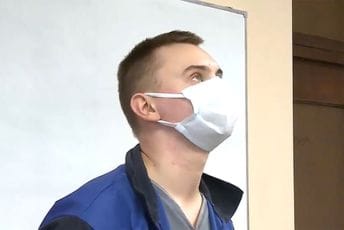 Nestvarne scene: U fabrici napravili sudnicu i osudili kolegu koji je kritikovao Lukašenka (VIDEO) Nestvarne scene: U fabrici napravili sudnicu i osudili kolegu koji je kritikovao Lukašenka (VIDEO)