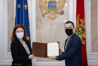 Zamjenica Ombudsmana Mirjana Radović položila zakletvu u Skupštini Crne Gore Zamjenica Ombudsmana Mirjana Radović položila zakletvu u Skupštini Crne Gore