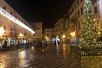 Iako se Nova godina bliži, ulice Kotora su puste Iako se Nova godina bliži, ulice Kotora su puste