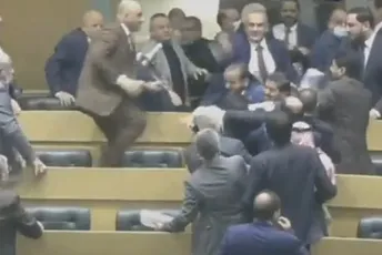 Tuča u parlamentu Јordana tokom debate o reformama (VIDEO) Tuča u parlamentu Јordana tokom debate o reformama (VIDEO)