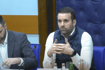 Bošnjak traži veće zarade samo za ljekare, Spajić: Napravićete pakao sa ovim zakonom Bošnjak traži veće zarade samo za ljekare, Spajić: Napravićete pakao sa ovim zakonom