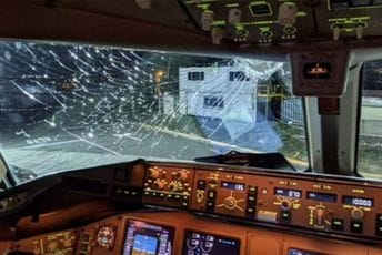 Led razbio staklo pilotske kabine na 11.000 metara visine na letu iz Londona Led razbio staklo pilotske kabine na 11.000 metara visine na letu iz Londona