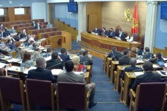 Skupština usvojila: Obeštećenje korisnica naknada od 1. aprila, dodatak za svu djecu od oktobra Skupština usvojila: Obeštećenje korisnica naknada od 1. aprila, dodatak za svu djecu od oktobra