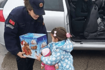 Pripadnici CB Nikšić obradovali mališane novogodišnjim paketićima Pripadnici CB Nikšić obradovali mališane novogodišnjim paketićima