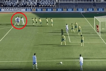 Japanski fudbaleri zaigrali "ringe ringe raja", zbunili protivnike i postigli gol (VIDEO) Japanski fudbaleri zaigrali "ringe ringe raja", zbunili protivnike i postigli gol (VIDEO)