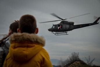 Djeda Mraz sletio vojnim helikopterom i dijelio poklone djeci Djeda Mraz sletio vojnim helikopterom i dijelio poklone djeci