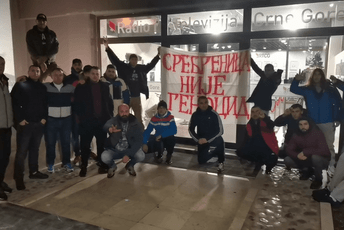 Protest ispred zgrade RTCG-a zbog filma "Quo Vadis, Aida?" Protest ispred zgrade RTCG-a zbog filma "Quo Vadis, Aida?"