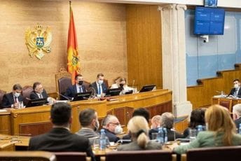 Prvo o razrješenju Abazovića, nakon toga o skraćenju mandata Skupštini, na kraju o nepovjerenju Vladi Prvo o razrješenju Abazovića, nakon toga o skraćenju mandata Skupštini, na kraju o nepovjerenju Vladi