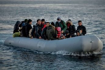 Obalska straža Turske spasila 56 migranata iz gumenih čamaca Obalska straža Turske spasila 56 migranata iz gumenih čamaca