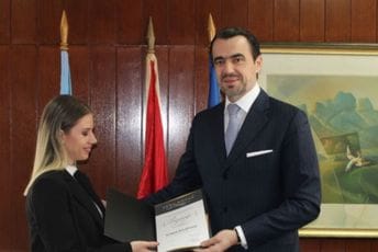 Nagrada najboljoj studentkinji Tijani Bulatović sa SP Psihologija od Fondacije “Vera Kovač” Nagrada najboljoj studentkinji Tijani Bulatović sa SP Psihologija od Fondacije “Vera Kovač”