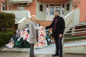 Poliklinika Hipokrat uručila paketiće mališanima iz Dječijeg doma "Mladost" Poliklinika Hipokrat uručila paketiće mališanima iz Dječijeg doma "Mladost"