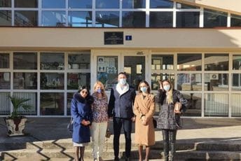 Funkcioneri DPS posjetili Resursni centar "1. jun" i darivali novogodišnje poklone Funkcioneri DPS posjetili Resursni centar "1. jun" i darivali novogodišnje poklone