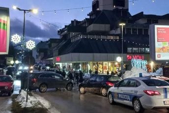 Neobične scene na Žabljaku: Gužve u saobraćaju zbog protesta (FOTO) Neobične scene na Žabljaku: Gužve u saobraćaju zbog protesta (FOTO)