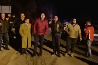 "Nek se čuje do nebesa vratiće se naša Vesna": U znak podrške Bratić, u Beranama blokirali put (VIDEO) "Nek se čuje do nebesa vratiće se naša Vesna": U znak podrške Bratić, u Beranama blokirali put (VIDEO)