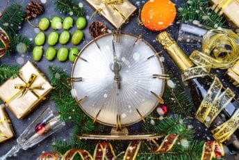 Neobični rituali u najluđoj noći: Španci u ponoć jedu grožđe, Danci razbijaju tanjire Neobični rituali u najluđoj noći: Španci u ponoć jedu grožđe, Danci razbijaju tanjire