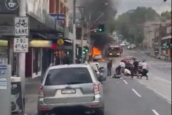 Muškarac se zapalio ispred restorana u Melburnu, vikao protiv pravila o vakcinaciji Muškarac se zapalio ispred restorana u Melburnu, vikao protiv pravila o vakcinaciji