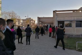 Redovi ispred kovid ambulante na Starom Aerodromu Redovi ispred kovid ambulante na Starom Aerodromu