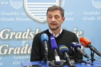 Gradonačelnik Mostara pogrešnoj majci čestitao prvu bebu rođenu u 2022. godini Gradonačelnik Mostara pogrešnoj majci čestitao prvu bebu rođenu u 2022. godini