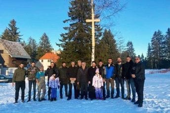 Žabljačani postavili drveni krst na mjestu budućeg hrama SPC Žabljačani postavili drveni krst na mjestu budućeg hrama SPC