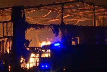 Požar u hangaru "Radoja Dakića" pod kontrolom, dežuraće tokom noći Požar u hangaru "Radoja Dakića" pod kontrolom, dežuraće tokom noći