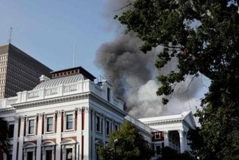 (VIDEO) Gori zgrada parlamenta u Južnoj Africi: "Požar toliko jak da se vide pukotine na zidovima" (VIDEO) Gori zgrada parlamenta u Južnoj Africi: "Požar toliko jak da se vide pukotine na zidovima"