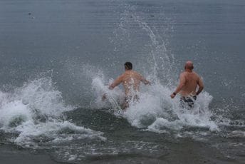 Kanada: Skokom u ledenu vodu obilježili početak 2022. godine Kanada: Skokom u ledenu vodu obilježili početak 2022. godine