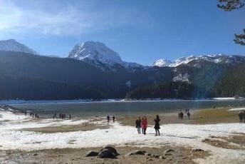 Zimska idila na Žabljaku: Gužve na skijalištu Savin kuk, snijega u gradu sve manje Zimska idila na Žabljaku: Gužve na skijalištu Savin kuk, snijega u gradu sve manje