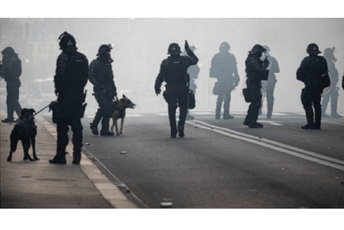 Haos na ulicama Amsterdama, policija pušta i pse na ljude Haos na ulicama Amsterdama, policija pušta i pse na ljude