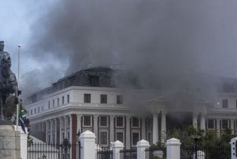 Južnoafrički parlament i dalje gori, strahuje se za skupe umjetnine: Uhapšen muškarac Južnoafrički parlament i dalje gori, strahuje se za skupe umjetnine: Uhapšen muškarac