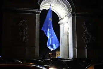 Sa Trijumfalne kapije u Parizu sklonjena zastava EU Sa Trijumfalne kapije u Parizu sklonjena zastava EU