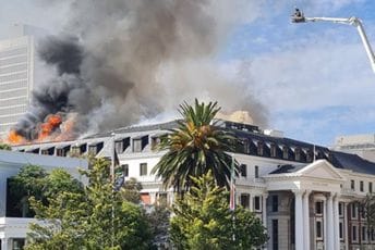 Ponovo gori zgrada parlamenta u Južnoj Africi, uhapšen jedan čovjek Ponovo gori zgrada parlamenta u Južnoj Africi, uhapšen jedan čovjek