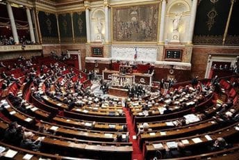 Francuskim poslanicima prijete smrću zbog kovid propusnica Francuskim poslanicima prijete smrću zbog kovid propusnica