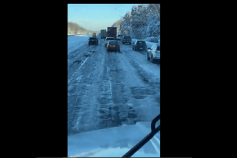 Sniježna mećava zatvorila autoput u Virdžiniji: Putnici satima sjedjeli u vozilima bez hrane i vode Sniježna mećava zatvorila autoput u Virdžiniji: Putnici satima sjedjeli u vozilima bez hrane i vode