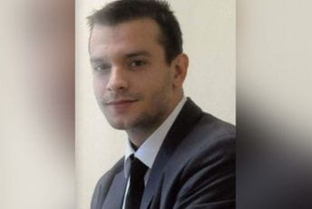 Pomoćnik gradonačelnika u kafiću pokazivao polni organ i skidao se, na kraju pretučen Pomoćnik gradonačelnika u kafiću pokazivao polni organ i skidao se, na kraju pretučen