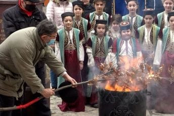 Crnogorci u Lovćencu danas nalagali badnjake Crnogorci u Lovćencu danas nalagali badnjake