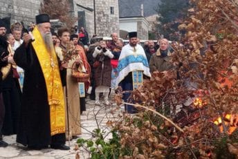 Uz prisustvo Joanikija nalagali badnjake ispred Cetinjskog manastira Uz prisustvo Joanikija nalagali badnjake ispred Cetinjskog manastira