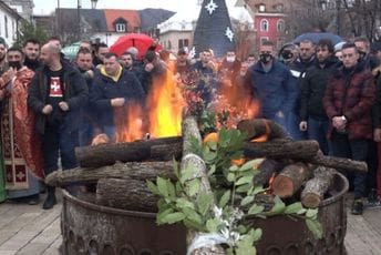 Nalaganje badnjaka uz crnogorsku himnu: "Cetinje zvijezda vodilja u borbi za pravo i čast" Nalaganje badnjaka uz crnogorsku himnu: "Cetinje zvijezda vodilja u borbi za pravo i čast"
